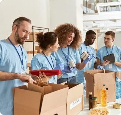 Voluntari implicați într-un program pe termen lung.